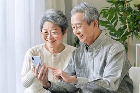 連絡する夫婦